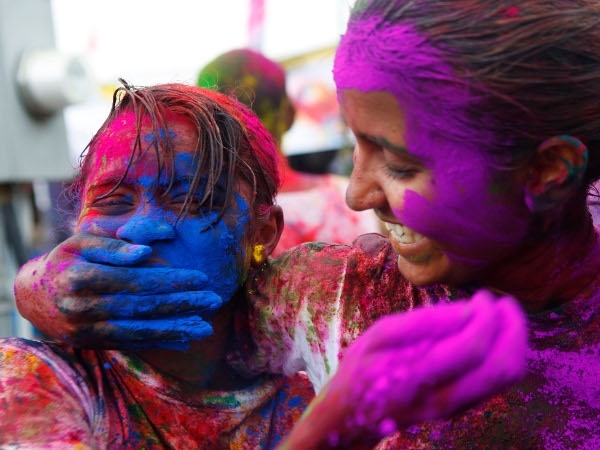 Skincare: Your Dermatologist’s Guide To Playing Holi!