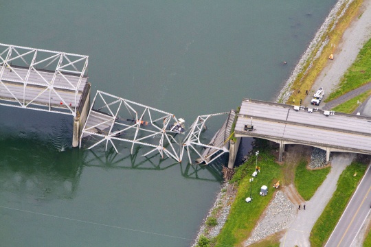 Three Survive US Bridge Collapse; New Span Sought