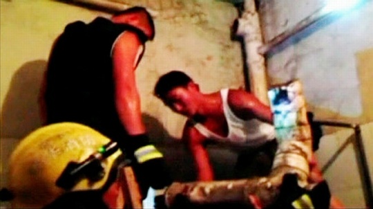 China newborn rescued from toilet pipe