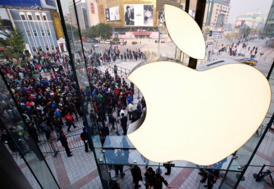 Apple Sells $17 Billion in Bonds in Record Deal
