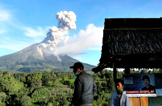 18,000 Indonesians Flee Erupting Volcano