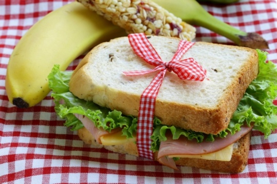 How to Wrap a Sandwich With Wax Paper 