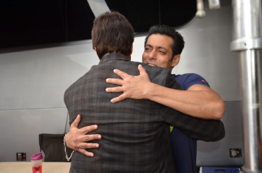 Amitabh Bachchan and Salman Khan hug
