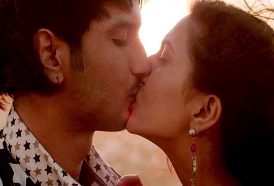 Sushant Singh Rajput kissing Vaani Kapoor in Shuddh Desi Romance