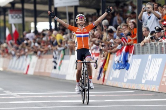 Dutchwoman Vos Defends World Title