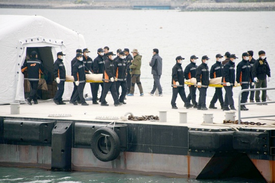 Toll in South Korea Ferry Sinking Tops 100