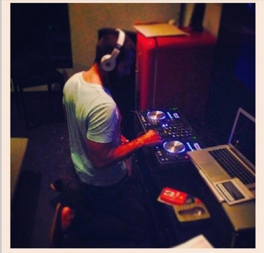 Shahid Kapoor DJ console