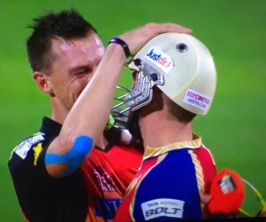 IPL 7: ABD-Steyn Hug Romanticises Sport