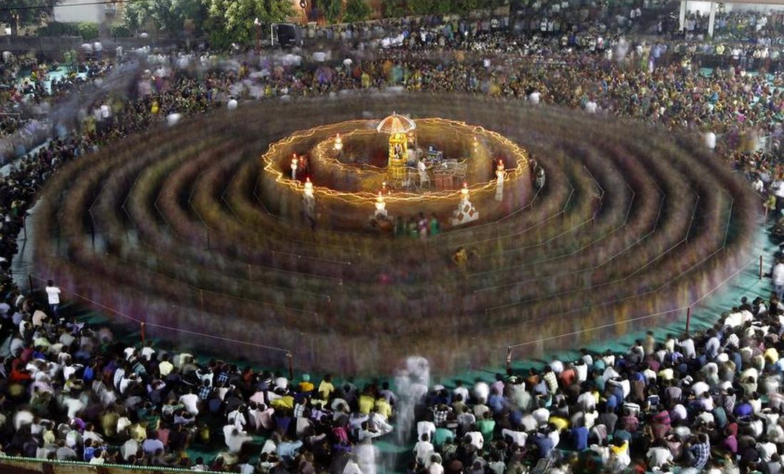 Devotees performing Garba