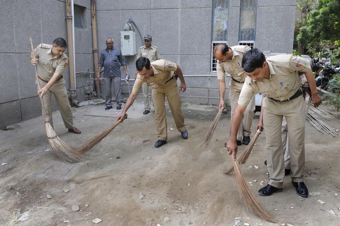  The staff of Mayur Vihar Police Station cleaning their premises