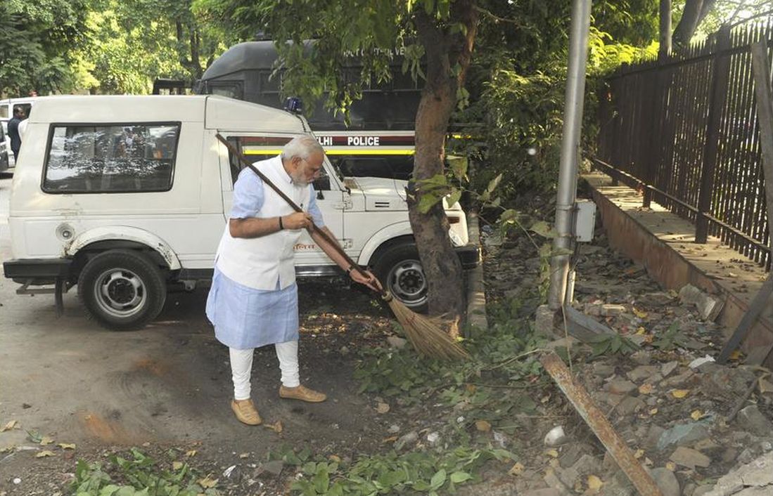  Narendra Modi cleans the premises of the Mandir Marg Police Station