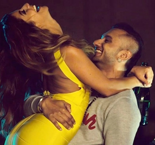 Honey Singh with women