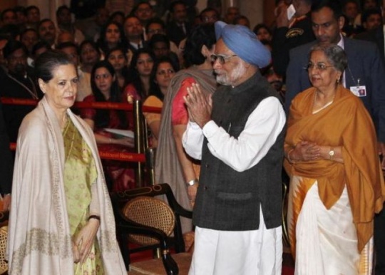 Sonia Gandhi with Manmohan Singh and his wife