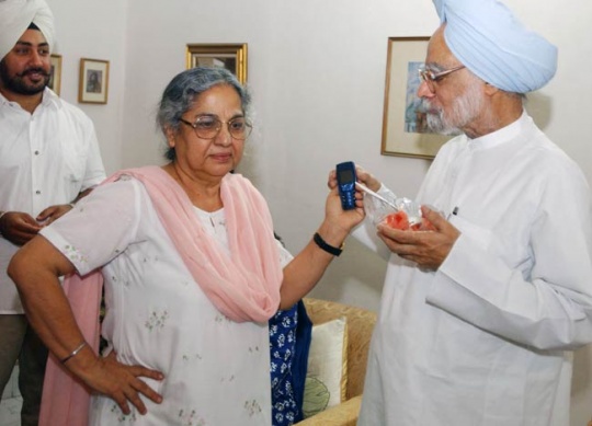 18 Photos That Prove Politicians Can Be Like Us   Manmohan Singh 1411727261 540x540 