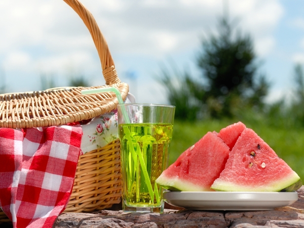 Eat Light, Eat Right: 7 Healthy Summer Foods & Drinks
