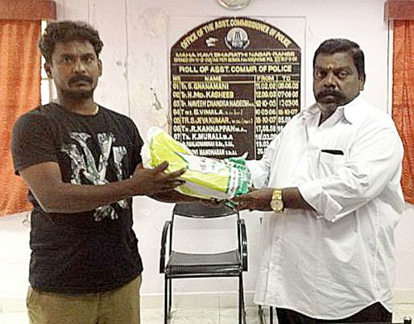 Ramesh hands over the cash to Mr M R K Lingam