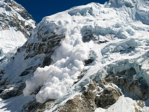 A huge avalanche hits Mt. Everest