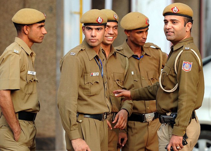 delhi police rushes to help metro victim