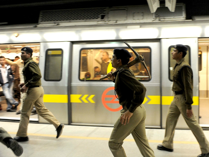 delhi metro copsrush to save victim