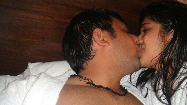 couple india kissing