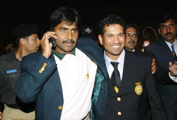 Sachin Tendulkar with Pakistan coach Javed Miandad