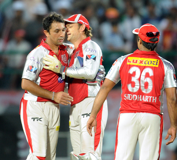 Gilchrist greets Azhar Mahmood during IPL