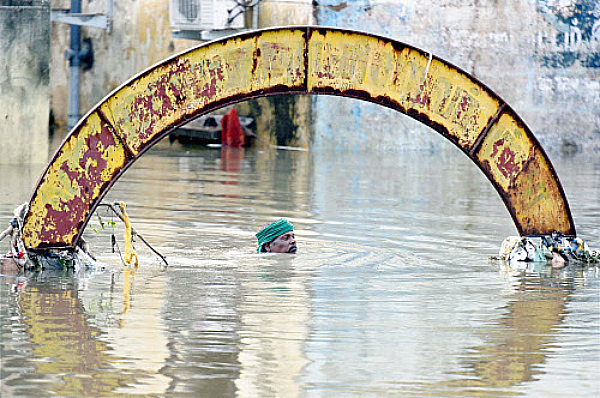 chennai rainfall drowning man