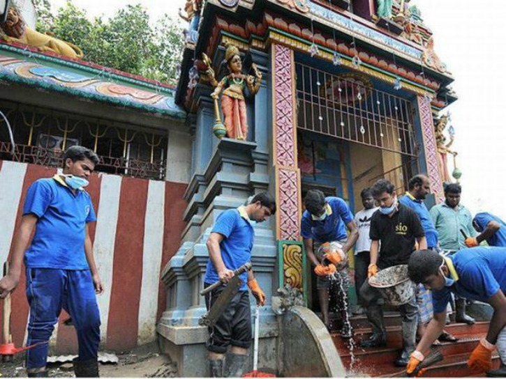 In Flood Hit Chennai, Young Muslim Men Are Cleaning Temples To Help ...