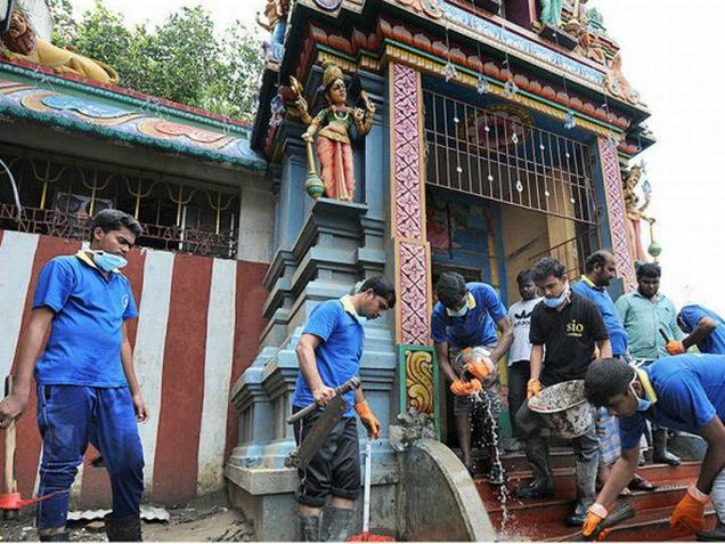  Muslim Group Is Helping In Cleaning Temples 