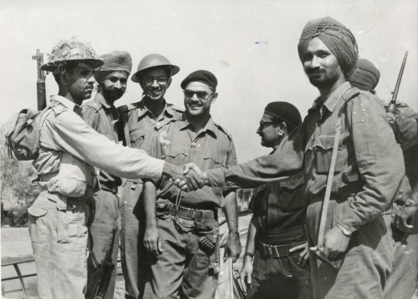 Indian and Pakistani soldiers shaking hands