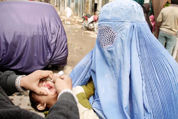 child in pakistan gets polio vaccine