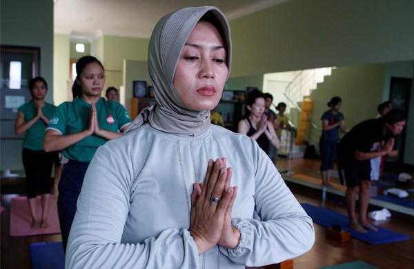 muslim woman does yoga