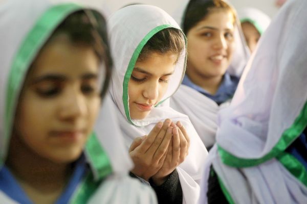 girls praying peshawar