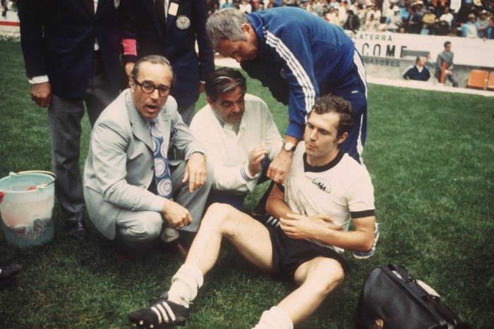 Franz Beckenbauer broke his collar bone but continued to play with his arm in a sling against Italy in the 1970 World Cup