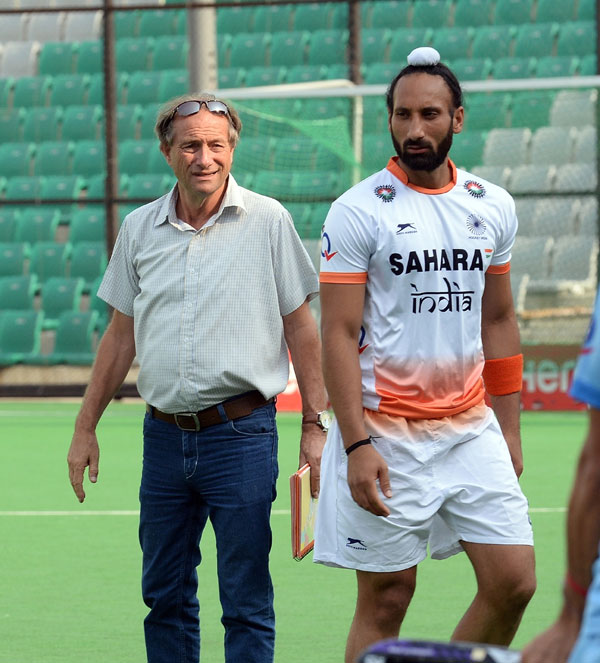 Roelant Oltmans with Sardar Singh