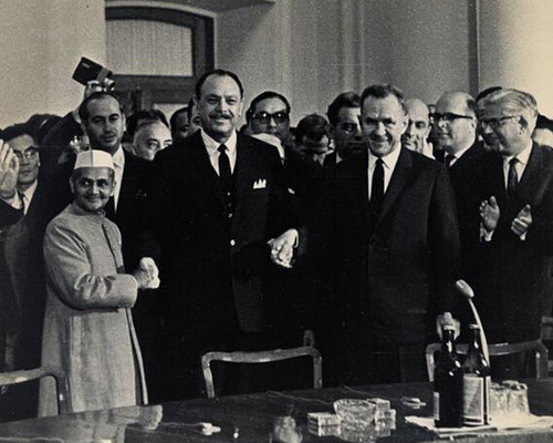 Shashtri and Ayub Khan signs Tahkent treaty. Also present is Zulfikar Ali Bhutto