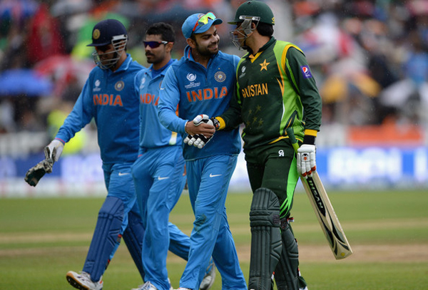 Dhoni and players celebrate