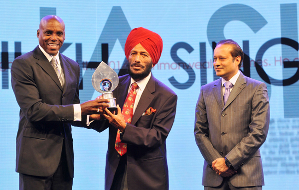 Carl Lewis gives Times of India Sports Award For Lifetime Achievement to Milkha Singh