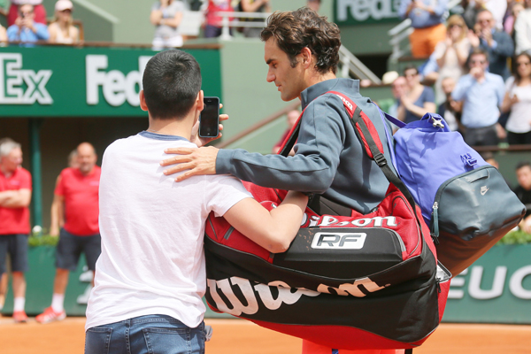 Federer with fan