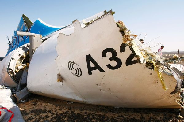 russia air plane crash a321 wreckage