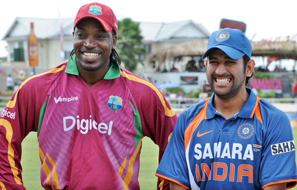 Dhoni and Gayle pose before the toss