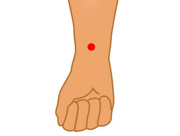 8-acupressure-points-that-you-can-stimulate-to-cure-everything-from