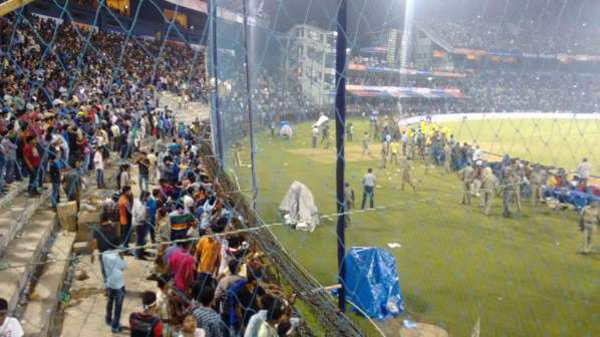 Unruly crowd behaviour by Cuttack crowd