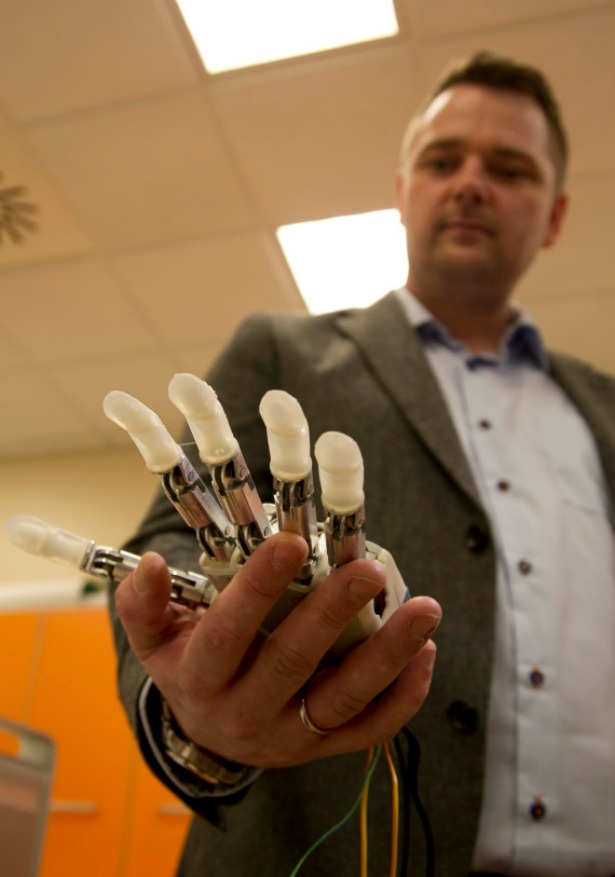 Prosthetic hand that feels touch