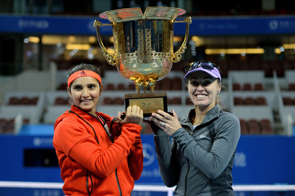 Sania and Hingis with China Open trophy