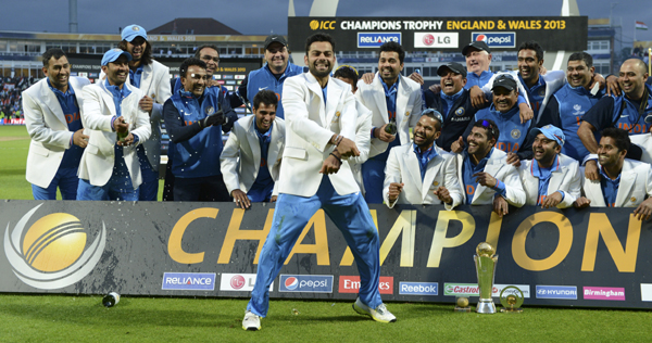 Indian players celebrate after winning 2013 Champions Trophy title