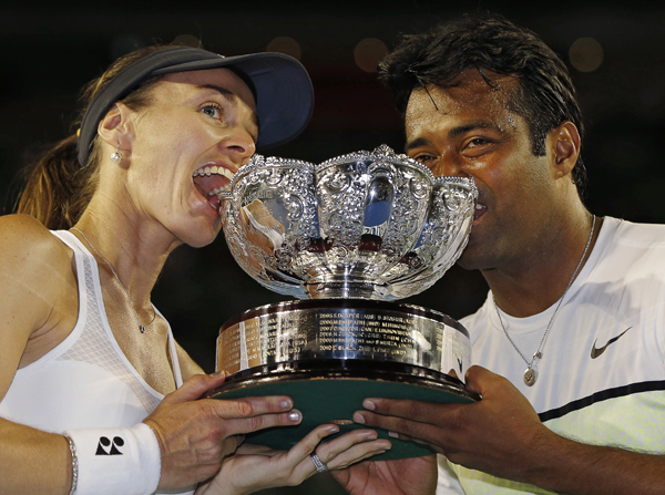 Paes and Hingis with Australian Open crown