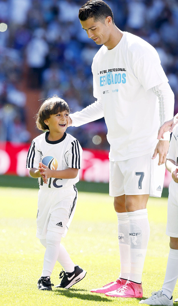 Zaid walks out with Ronaldo