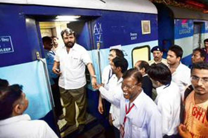 Under Criticism For Holding Up Train, Shiv Sena MLA Produces Old Video To Save His Face, Passengers Expose His Claims 