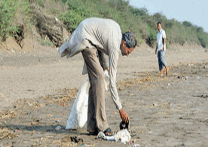 This 40 Year Old Man Has Cleaned The Dandi Beach For 4 Years Without Any Reward